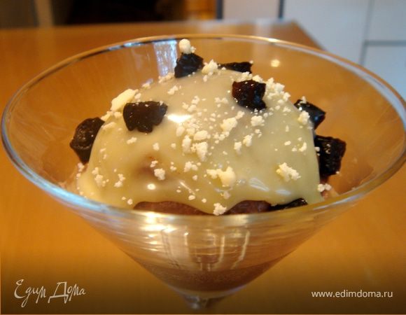 Подавать  сразу из холодильника.Можно полить мороженое шоколадом,белым шоколадным ганашем с черносливом или вишнёвым соусом.Для ганаша растопить на водяной бане белый шоколад и смешать его с жирными сливками.К охлаждённой смеси добавить маленькие кусочки чернослива.Для вишнёвого сиропа смешать вишню без косточек с сахаром и небольшим количеством воды,прогреть минут 5-10 на сильном огне,затем взбить в блендере до однородной массы.Для ароматизации можно добавить немного кирша или вишнёвого ликёра.Приятного аппетита