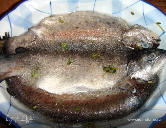 Смешать растительное масло,лимонный сок и вино.Отдельно растереть листики тимьяна солью и добавить в маринад.Залить этой смесью рыбу и мариновать часа 2-3.