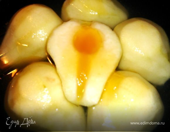 Груши очистить от кожуры,разрезать пополам и удалить семечки.Сложить их в кастрюлю,залить мёдом,лимонным соком и водой(мне хватает 200 мл воды)и проварить до закипания минут 10.Для пикантности можно добавить в сироп тёртого имбиря или розмарина.Остудить груши в сиропе.