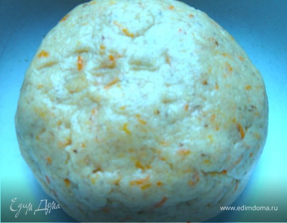 Орехи смолоть в блендере в муку.Смешать все сухие ингредиенты.Затем перетереть их с маслом в крошку.Добавить яйцо и замесить тесто.Убрать его в холодильник на 30 минут.