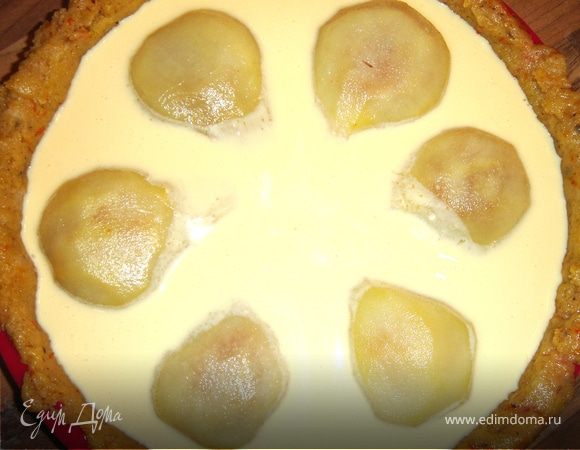 Разогреть духовку до 180*С.Подготовить форму d25 см.Раскатать 2/3 теста на пекарской бумаге,перевернуть на форму и выложить тесто,сформировав бортики.Поверх теста разложить груши.Затем смешать сметану,яйцо,мёд и сахар и залить этой смесью груши. 