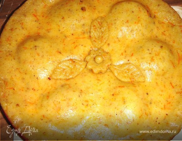 Раскатать оставшееся тесто на пекарской бумаге.Перевернуть его на форму,хорошо прижать края.Снять бумагу,срезать излишки теста.Из них можно вылепить украшение для пирога.Выпекать до готовности(ок.40 минут).Подавать с йогуртом,сметаной или взбитыми сливками.Приятного аппетита!