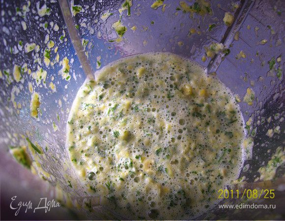 1/2 банки кукурузы, яйца, чеснок и кинзу измельчить в блендере