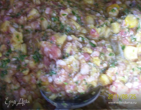 добавить в смесь оставшуюся кукурузу, фарш,соевый соус, крахмал. Размешать.