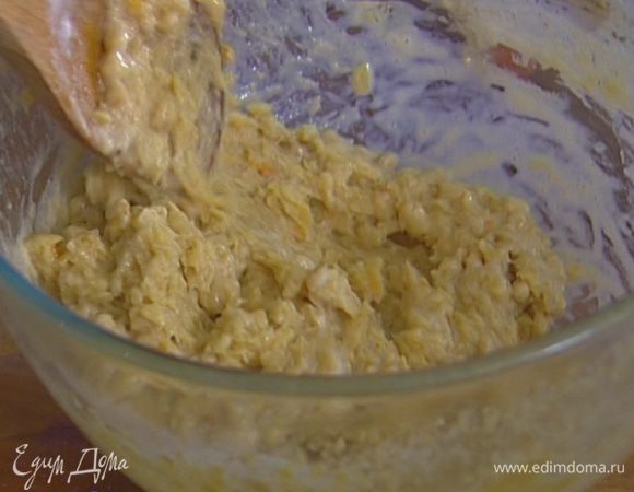 Охлажденные белки посолить, взбить миксером в крепкую пену, соединить с ореховым тестом и энергично перемешать. 