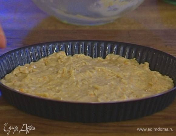 Форму для выпечки смазать оливковым маслом, выложить тесто, равномерно распределить его и отправить в разогретую духовку на 20‒25 минут. 