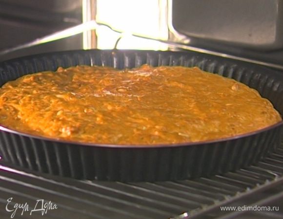 Остывший пирог выложить на тарелку, посыпать сахарной пудрой. 