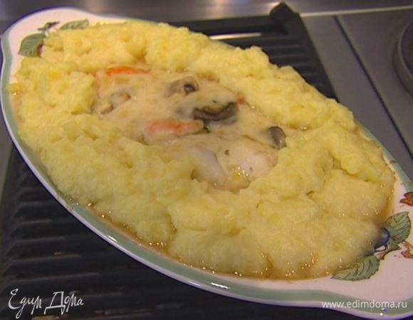 Вынуть форму из духовки, сделать по бортику каемку из пюре и отправить в духовку еще на 5 минут. 