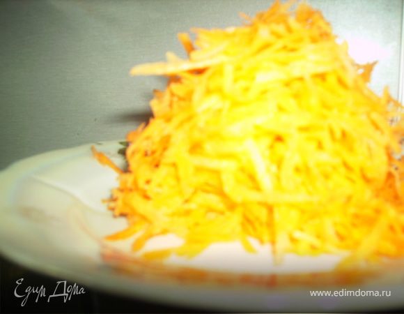 Лук и морковь для супа порежьте и спассеруйте в масле