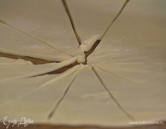 Разрезать круг пополам, потом еще и еще раз пополам, чтобы получились треугольники.