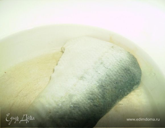 Для приготовления супа из семги рыбу залейте 2 литрами холодной воды, доведите ло кипения, снимите пену и варите в течение 20 минут при слабом кипении. 