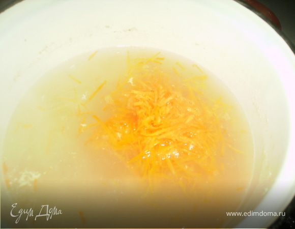 Опустите в суп пассерованные овощи и варите еще в течение 5 минут.