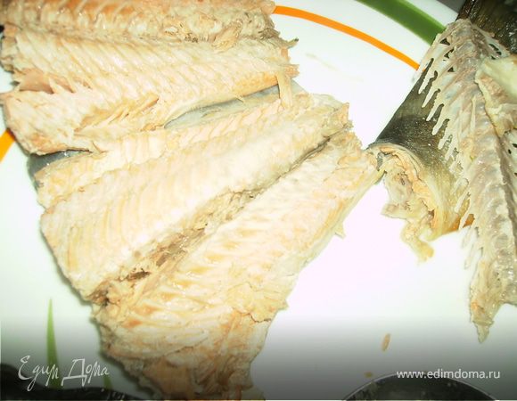 Рыбу с помощью шумовки выньте из бульона, охладите и выберите косточки.