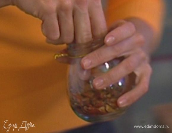 Перец чили измельчить.