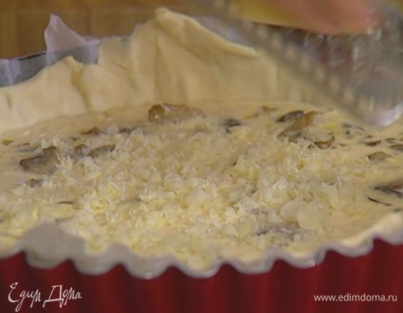 В форму с тестом выложить грибы с луком и чесноком и вылить сливочный крем. Сверху присыпать натертым сыром. 