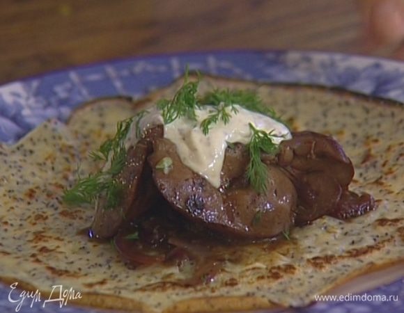 Выложить в центр каждого блина немного начинки, полить сметанным соусом, посыпать укропом и свернуть блин конвертом.