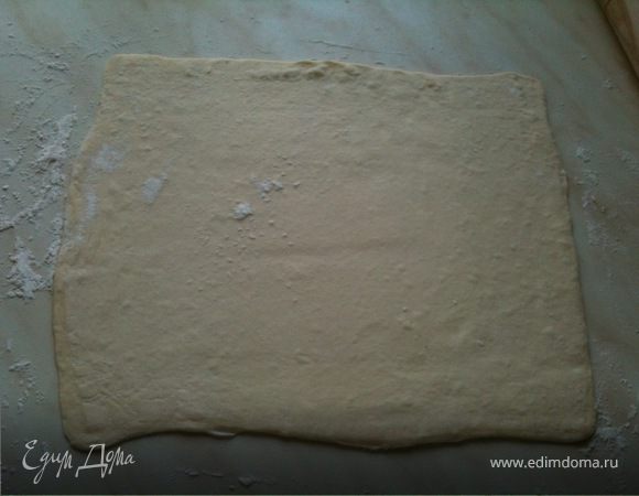 Тесто разморозить, разрезать пополам и слегка раскатать.