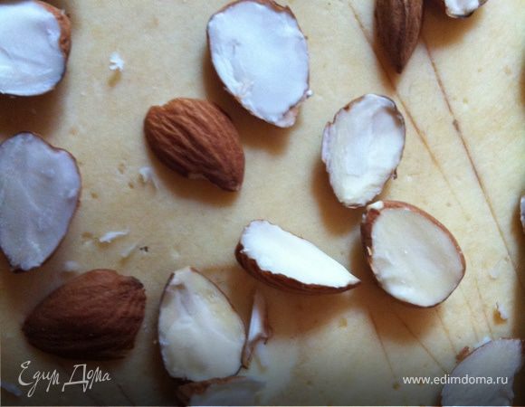 Орехи разрезала вдоль пополам, целиковые думаю были бы крупноваты в моем случае