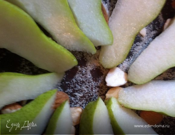 На форму выложила дольки груши и орехи, присыпала сахаром и отправила в духовку минут на 20. Затем рязмяла тесто, уложила поверх груш и снова в духовку минут на 20-30 при 180-200С.