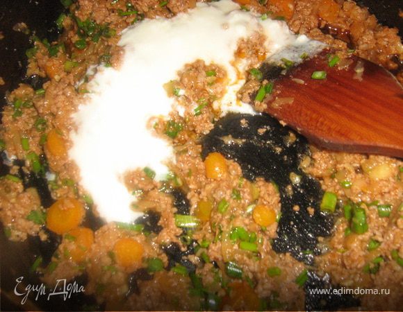 Готовим начинку. Морковь нарезать кружочками, кабачок натереть крупно. Обжарить на небольшом количестве   масла, добавить фарш и томатную пасту, , довести до готовности. Заправить специями, йогуртом и рубленым луком.