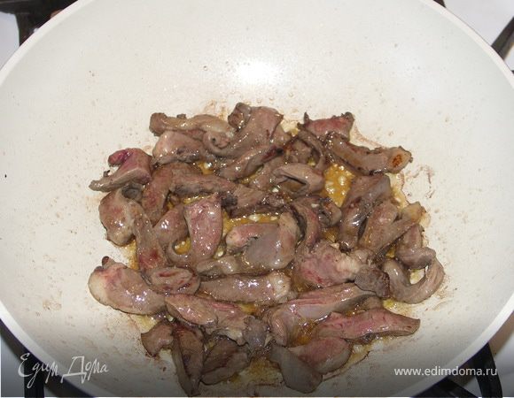 Печень и сердце помыть и обсушить.Лёгкие два раза довести до кипения в чистой воде.Воду слить.Сердце режем мелкими полосками.Лёгкие средними.Печень крупными.Очень удобно готовить это блюдо в сковороде вок.Разогреть масло на сильном огне и обжарить сердечко до румяности.