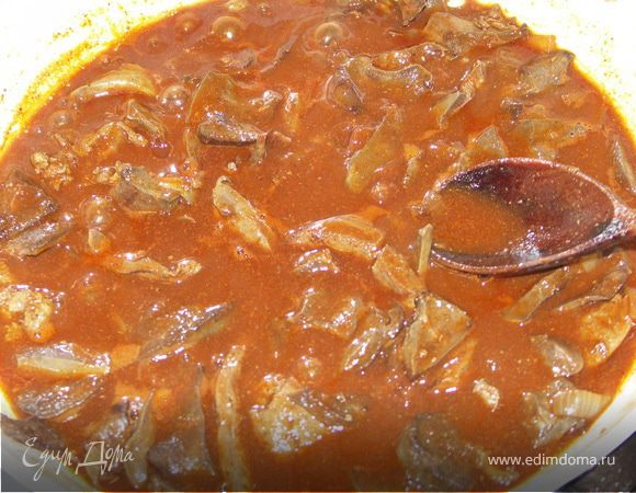 Добавить крупно порезанный лук.Ещё немного обжарить.В воке обжарка происходит очень быстро.Весь процесс у меня занял 15-18мин.Посолить,добавить зиру.Вылить к потрошкам бульон и вино.Тушить под крышкой на среднем огне до упаривания жидкости в половину(примерно 30мин.) Добавить томат,паприку сладкую и острую и тушить под крышкой до готовности на среднем огне.Ещё примерно 30 мин.