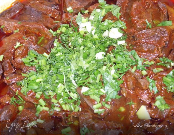 После выключения огня добавляем порубленный чеснок и зелень.