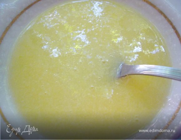 Яйцо взбей с солью,сахаром,ванилином, оливковом маслом и йогурт.  