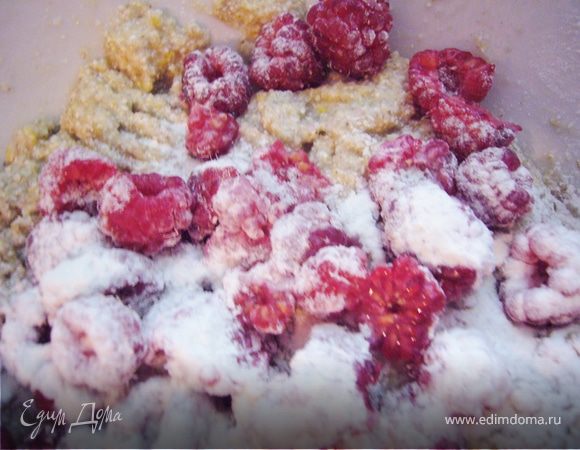 Ещё раз всё перемешай ложкой,чтобы не повредить малину.