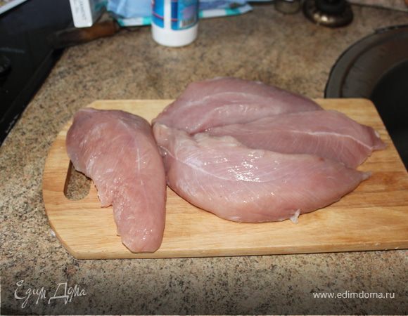 берем филе индейки и режим кубиками и отправляем жарить на оливковом масле.