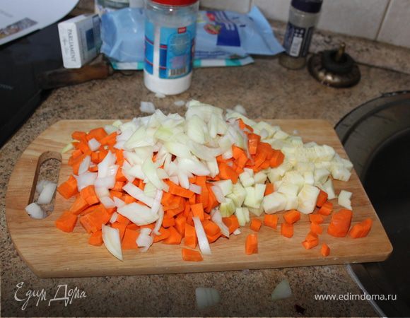 пока индейка жариться  нарезаем мелко овощи лук морковь кабачек и отправляем их к индейки солим, перчим и врямя от вреиени помешиваем