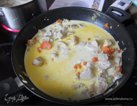 заливаем сливками даем закипеть и уменьшаем огонь и томим минут 20-25