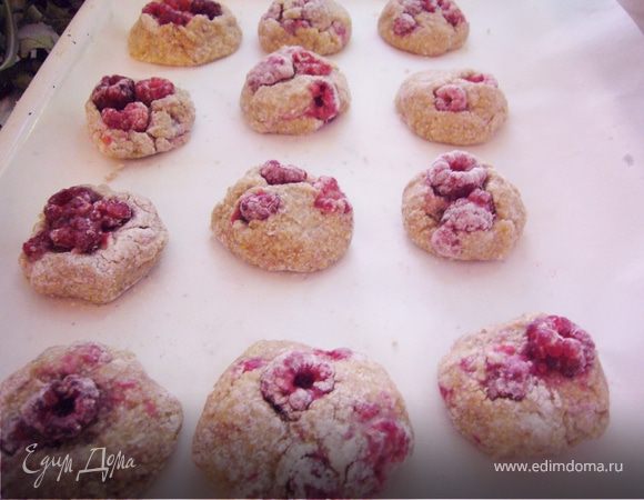 Выложи их на противень с пергаментом.