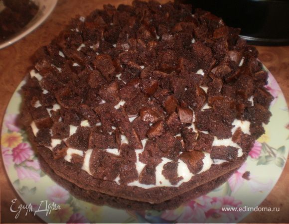 Третий корж измельчаем, покрываем торт этой крошкой.