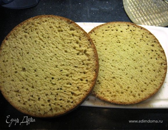 Яйца взбиваем с солью до посветления пены. Не прекращая взбивать, в два приема вводим сахар. Взбиваем еще мин. 5-7. В растопленное слив. масло добавляем творог и вилочкой разминаем\размешиваем до однородности. Добавляем соду и масляно-творожную смесь в тесто. перемешиваем. Муку. Перемешиваем. Духовка 180 гр. 45 мин. Готовый корж разрезаем.