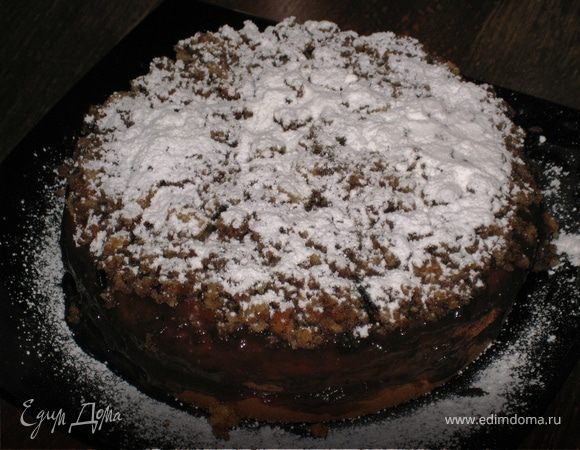 Далее случилась некая неприятность. У меня слегка "взорвался" верх, а изделию хотелось придать товарный вид. Я срезала верхушку, порубила почти "в крошку", смешала с вареньем и лимончелло. Смазала один корж вареньем, накрыла другим, смазала, сверху выложила крошку и присыпала сах. пудрой. Приятного аппетита!