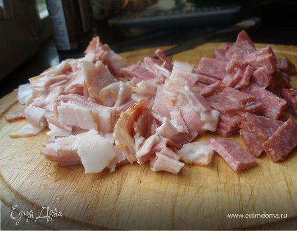 Нарезать бекон и салями.