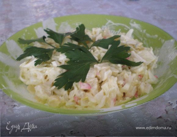 Все ингредиенты нарезать тонкой соломкой, картофель - кубиками, заправить майонезом и украсить зеленью.