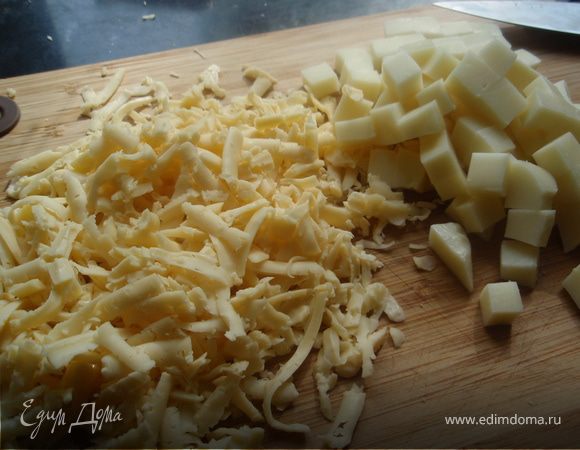 Пармезан (или другой любимый сыр) натереть на крупной терке. А моццареллу нарезать на кубики, чтобы она потом чувствовалась. 