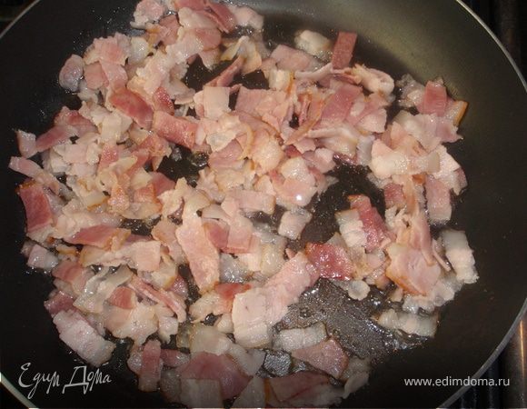 Обжарить бекон без добавления масла.