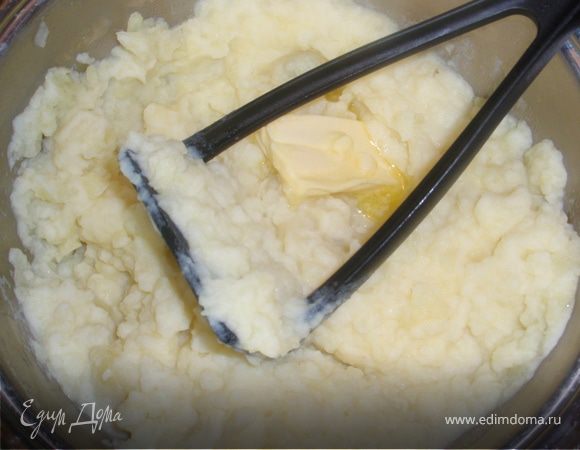 Отварить картофель без добавления соли. Размять его в пюре с добавлением масла и молока.