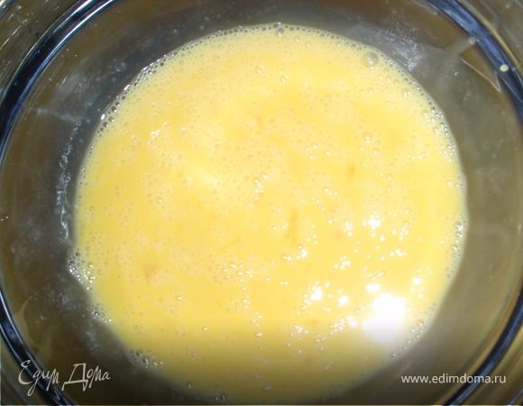 Яйца взбить. И ввести в пюре, тщательно перемешивая.