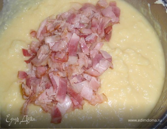 Теперь к пюре добавить бекон, салями. Добавить два вида сыра. Я это делаю постепенно, чтобы сыр был по всему пюре. 