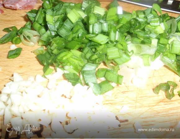 Нашинковать чеснок и зеленый лук...