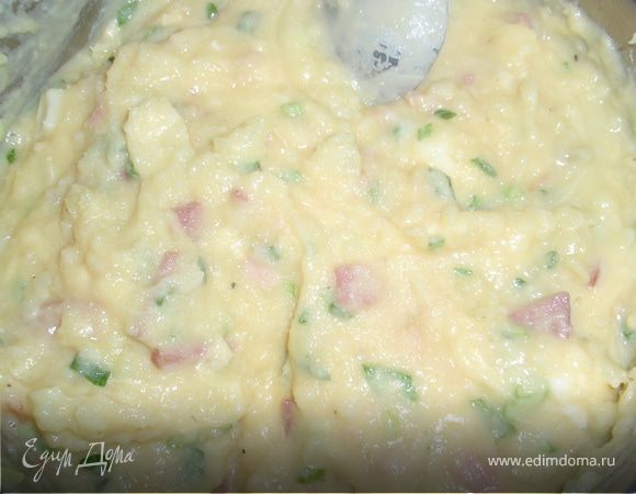 ... и добавить его к пюре. Посолить, поперчить по вкусу и хорошенько перемешать.