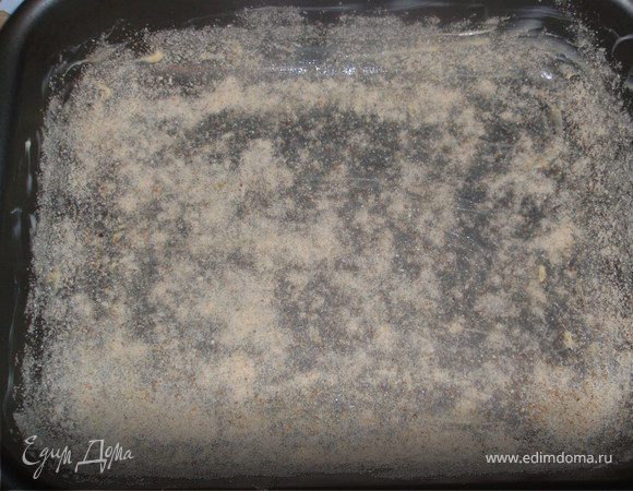 Форму сначала смазать маслом, затем присыпать крошками. 