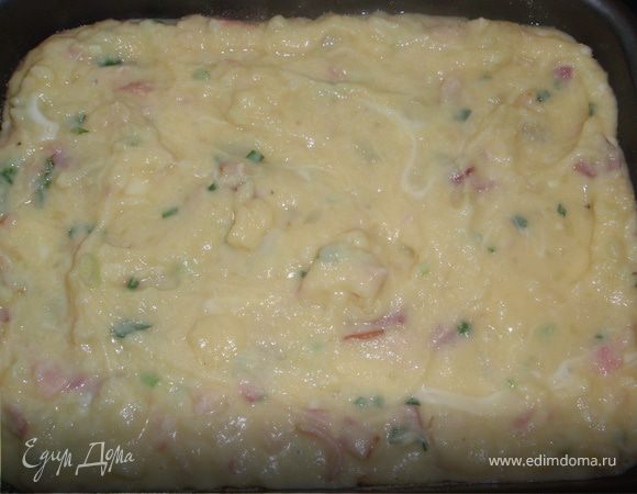 Выложить в форму нашу смесь и разровнять ее.