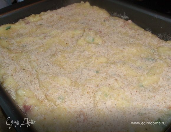 И сверху тоже немного присыпать крошками.