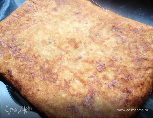 Ставим в духовку на 180-190 гр. на 1 час. Когда время прошло достаем пирог и, как говорит Юлия Высоцкая, дадим ему немного отдохнуть, отойти о шока) Минут 5-10, а затем переворачиваем аккуратненько на тарелку.