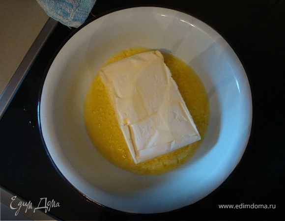 Растопить маргарин в отдельной миске